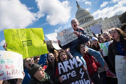 Estudiantes participan en el paro realizado a nivel nacional para protestar contra la violencia por armas de fuego, ante el Capitolio en Washington DC (Estados Unidos).