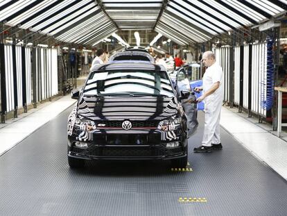Trabajadores en la cadena de montaje de la planta de Volkswagen en el pol&iacute;gono industrial de Landaben, Pamplona, Navarra.