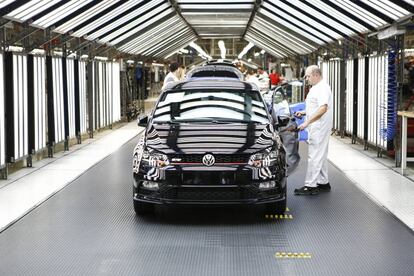 Trabajadores en la cadena de montaje de la planta de Volkswagen en el pol&iacute;gono industrial de Landaben, Pamplona, Navarra.
