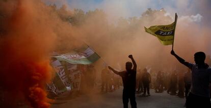 Manifestantes durante las protestas del sector del taxi, ayer en Madrid.