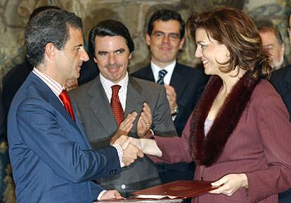 El ministro Juan Costa y la presidenta de IBM España, Amparo Moraleda, se saludan tras firmar el acuerdo.