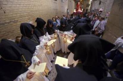 Canto de los misereres en la Procesión del Cristo Redentor, que salió del convento de Santo Domingo el Real, en las calles de Toledo en la noche del Miércoles Santo. EFE/Archivo