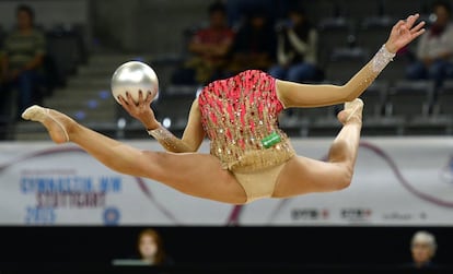 La gimnasta rusa Margerita Mamun, durante su ejercicio con pelota en los Mundiales de gimnasia rítmica que se celebran en Stuttgart (Alemania).