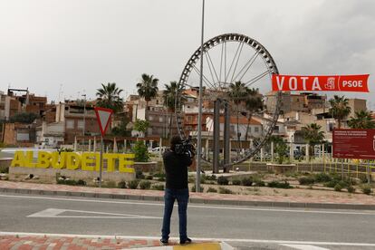 Cartel electoral del PSOE a la entrada de Albudeite (Murcia), donde la Guardia Civil destapó el jueves una supuesta trama de compra de votos para el 28-M.