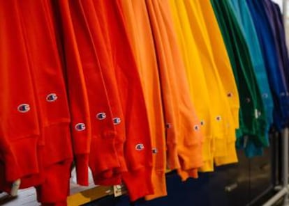 Sudaderas en venta en la tienda Champion en Filadelfia.