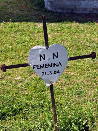 Tumba sin nombre en el cementerio de Magdalena.