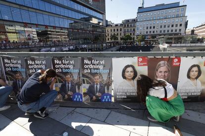 Dos voluntarios colocaban el 14 de agosto carteles electorales en Estocolmo para los comicios del 11 de septiembre.