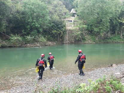 Equipos de rescate de la Ertzaintza rastrean el río Bidasoa tratando de localizar a una persona desaparecida.