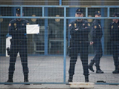 Agentes en la puerta del CIE de la Zona Franca de Barcelona.