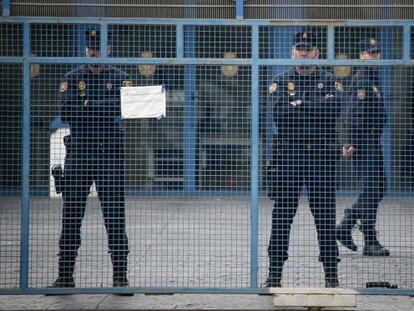 Puertas del CIE de Zona Franca protegidas por agentes de polic&iacute;a