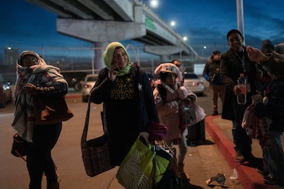 Un grupo de migrantes en la frontera con Estados Unidos en Tijuana, México.