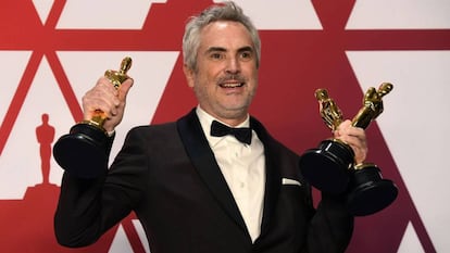 Alfonso Cuarón, con sus tres oscars por 'Roma'.