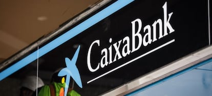 Exterior de una sucursal de CaixaBank.