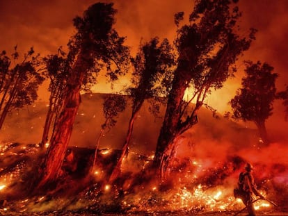 Los eventos climáticos extremos se multiplican, como este incendio en California.