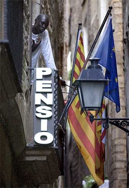 Un subsahariano, en una pensión del centro de Barcelona.