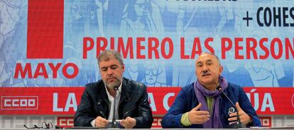 Los secretarios generales de CCOO y UGT, Unai Sordo (i) y Pepe Álvarez , respectivamente, presentan los actos y manifestaciones que ambos sindicatos han organizado en todo el país para el Primero de Mayo.