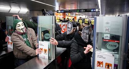 Una colada en el metro de Diagonal, en Barcelona, convocada por la plataforma No Paguem.