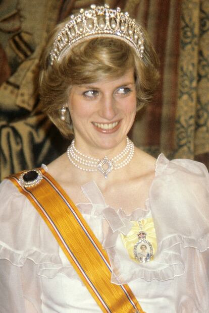 Diana de Gales, luciendo el collar en 1982.