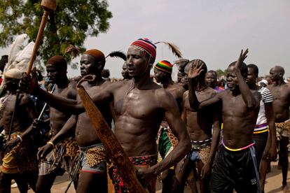 Un grupo de sudaneses del sur, pertenecientes a la tribu de los Dinka, participa en los ensayos para el gran desfile de independencia. El nuevo estado, el 193 en el mundo, está formado por una población entre 8 y 12 millones, distribuida en unos 200 grupos étnicos.