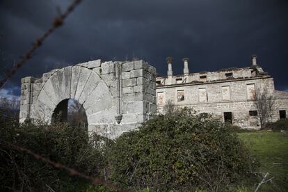 Las ruinas de la casa palacio de Monesterio, propiedad adquirida por Felipe II y remodelada en 1611, se alzan al pie de una vía pecuaria, protegidas por una valla metálica insuficiente para detener los estragos del paso del tiempo.