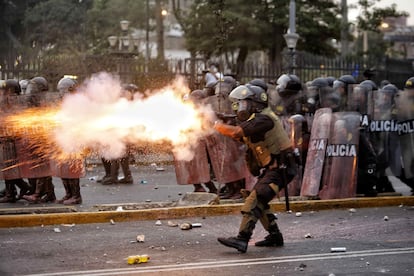 Miembros de la policía cargan en Lima contra los manifestantes que exigen la renuncia de la presidenta de Perú, Dina Boluarte.