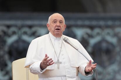 El papa Francisco reza durante su audiencia general semanal en la Plaza de San Pedro, el 23 de octubre en Ciudad del Vaticano.