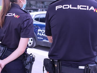 Dos policías nacionales en una imagen de archivo.
