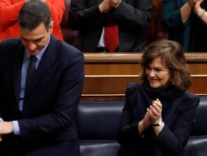 La ministra de Hacienda, María Jesús Montero (i), es felicitada por el presidente del Gobierno, Pedro Sánchez, y la vicepresidenta, Carmen Calvo,ayer en el Congreso.