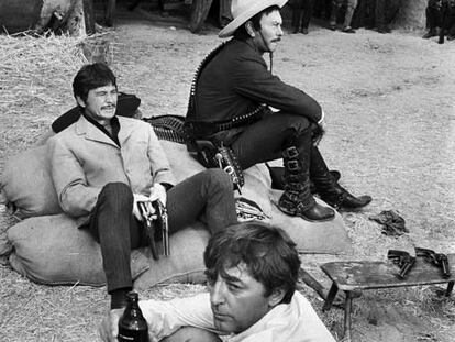 Robert Mitchum, Charles Bronson y Yul Brynner en el rodaje de la película "Villa cabalga"