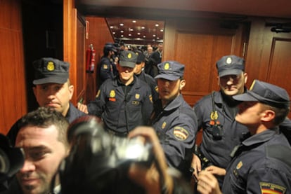 La Policía Nacional entrando en una reunión de controladores aéreos en el hotel Auditorium de Madrid.