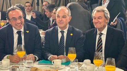 El secretario general de Junts, Jordi Turull (en el centro), con el presidente del Parlament, Josep Rull, y el expresidente de la Generalitat Artur Mas, este martes en Barcelona.