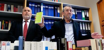 Antoni Such y Antonio Torres con una muestra de los libros almacenados en un nave.
