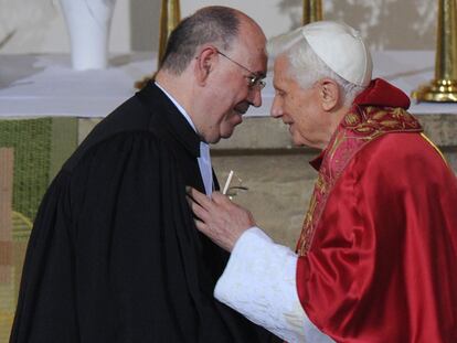 El Papa saluda al líder de la iglesia evangélica alemana, Nikolaus Schneider, en Erfurt.
