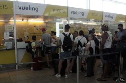 Imatge de clients fent cua als taulells d&#039;atenci&oacute; al client de Vueling aquest dilluns 4 de juliol. (Horitzontal)