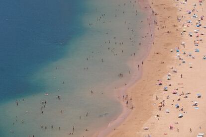 La playa de las Teresitas, en Santa Cruz de Tenerife (Canarias), este martes.