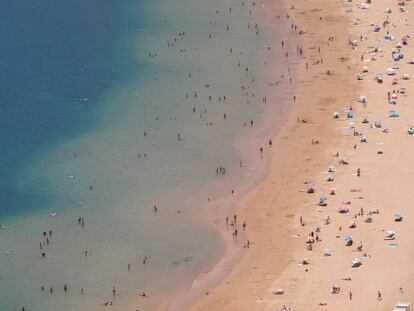 La playa de las Teresitas, en Santa Cruz de Tenerife (Canarias), este martes.