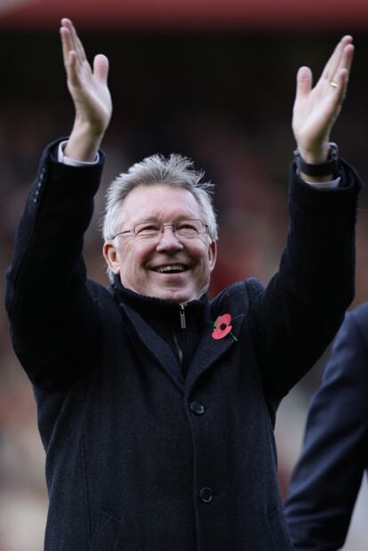 Ferguson saluda ayer a la afición de Old Trafford.