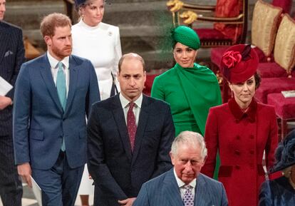 Los duques de Sussex, Enrique de Inglaterra y Meghan Markle; los duques de Cambridge, Guillermo de Inglaterra y Kate Middleton, y el príncipe Carlos, en la misa por el día de Commonwealth en Londres en marzo de 2020.