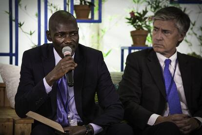 El activista keniano Julius Opiyo (izq.) en la Asamblea de Naciones Unidas sobre Medioambiente en Nairobi a principios de diciembre.