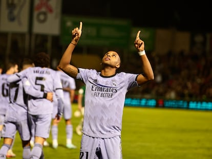 Rodrygo celebra su gol al Cacereño, dedicado a Pelé.