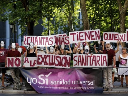 Protesta en julio de 2015 frente al Ministerio de Sanidad, en el Paseo del Prado en Madrid, para reivindicar que la sanidad vuelva a tener carácter universal en España y cubra a los inmigrantes sin papeles