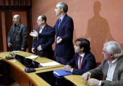 El conselleiro de Economía e Industria, Francisco Conde (c), y el alcalde de Ferrol, José Manuel Rey (2d), junto a los representantes de los comités de empresa de Navantia y alcaldes de la Mancomunidad de Municipios Ría de Ferrol, al comienzo de la reunión que celebraron esta mañana en Santiago de Compostela.