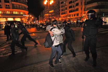 Los antidisturbios cargan contra los estudiantes en el entorno del Instituto Llu&iacute;s Vives de Valencia.