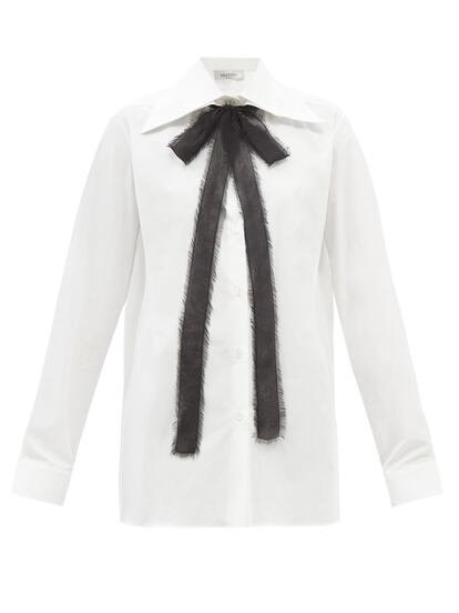 Nada como una gran lazo de chiffon de color negro para darle una pincelada parisina con un punto de rock’n roll a tu camisa blanca. Es la propuesta de Valentino para reinventar este otoño la prenda de fondo armario indispensable. 980€