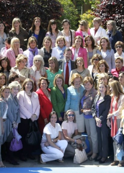 Mariano Rajoy, rodeado de mujeres al término de la convención de candidatas del PP.