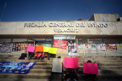 Colectivos de búsqueda de personas desaparecidas tomaron las instalaciones de la Fiscalía General del Estado de Veracruz, en diciembre de 2018.