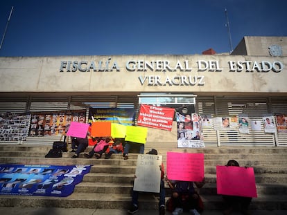 Colectivos de búsqueda de personas desaparecidas tomaron las instalaciones de la Fiscalía General del Estado de Veracruz, en diciembre de 2018.