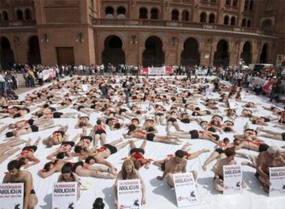 Decenas de personas se manifestaron ayer contra las corridas de toros frente a la plaza de Las Ventas.