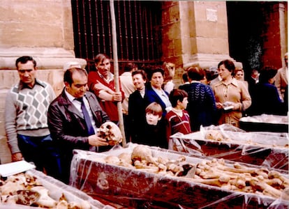 José Antonio Moreno sostiene uno de los 19 cráneos recuperados en la exhumación de los fusilados de Calahorra (La Rioja), en 1980. Al funeral asistieron 22 sacerdotes. En el camino al cementerio, los familiares oyeron decir: "Si hubiéramos cortado las raíces, no ocurrirían ahora estas cosas", según recoge Jesús Vicente Aguirre en su libro "Aquí nunca pasó nada. La Rioja, 1936"