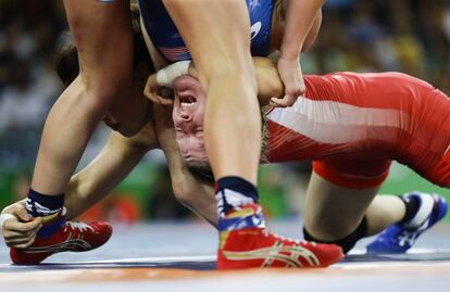 Haley Ruth Augello, dos Estados Unidos, de azul, enfrenta a japonesa Eri Tosaka, de vermelho, durante a competição de luta olímpica categoria 48kg na Olimpíada do Rio de Janeiro.